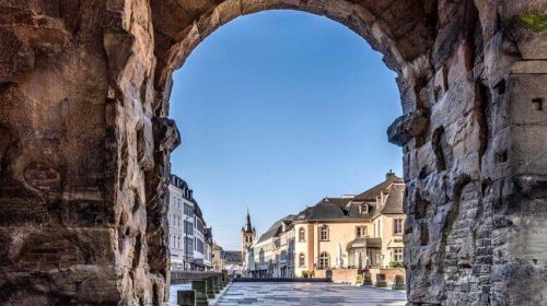 Blick stadteinwaerts durch die Porta NIgra