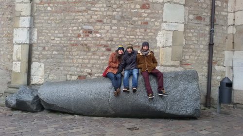 3 Menschen auf dem Domstein in Trier
