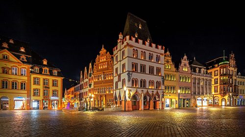 Trierer Hauptmarkt bei Nacht.